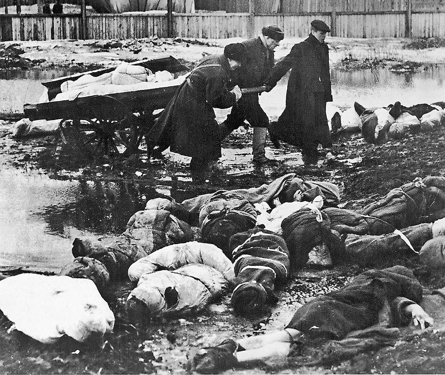 Першої блокадної зими багатьох померлих навіть не хоронили, а складали біля кладовищ і на пустирях